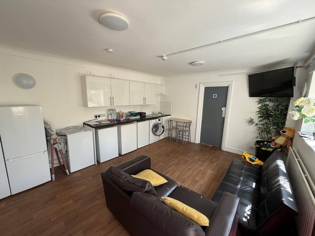 Lot: 82 - FORMER GUEST HOUSE - Living area